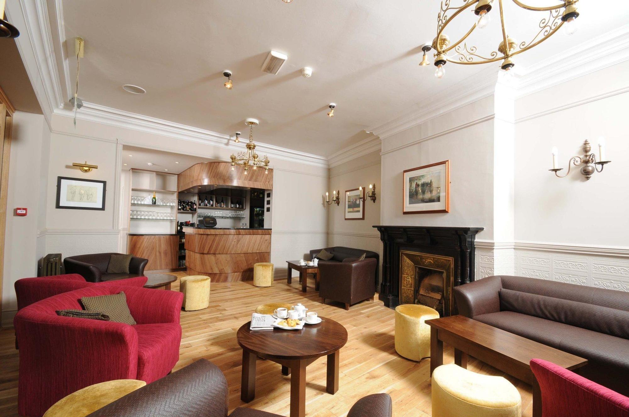 ניומרקט The Rutland Arms Hotel מראה חיצוני תמונה