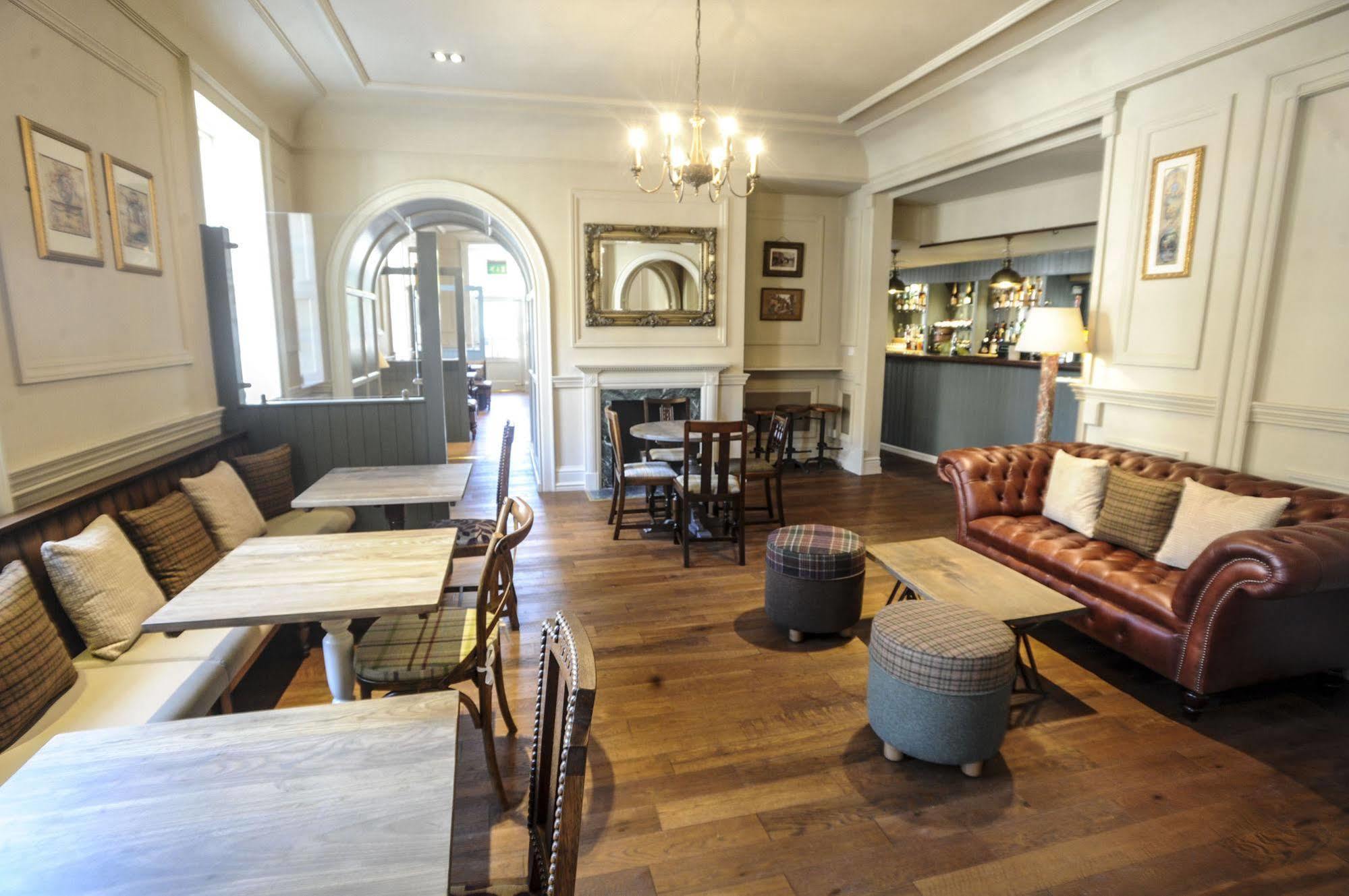 ניומרקט The Rutland Arms Hotel מראה חיצוני תמונה