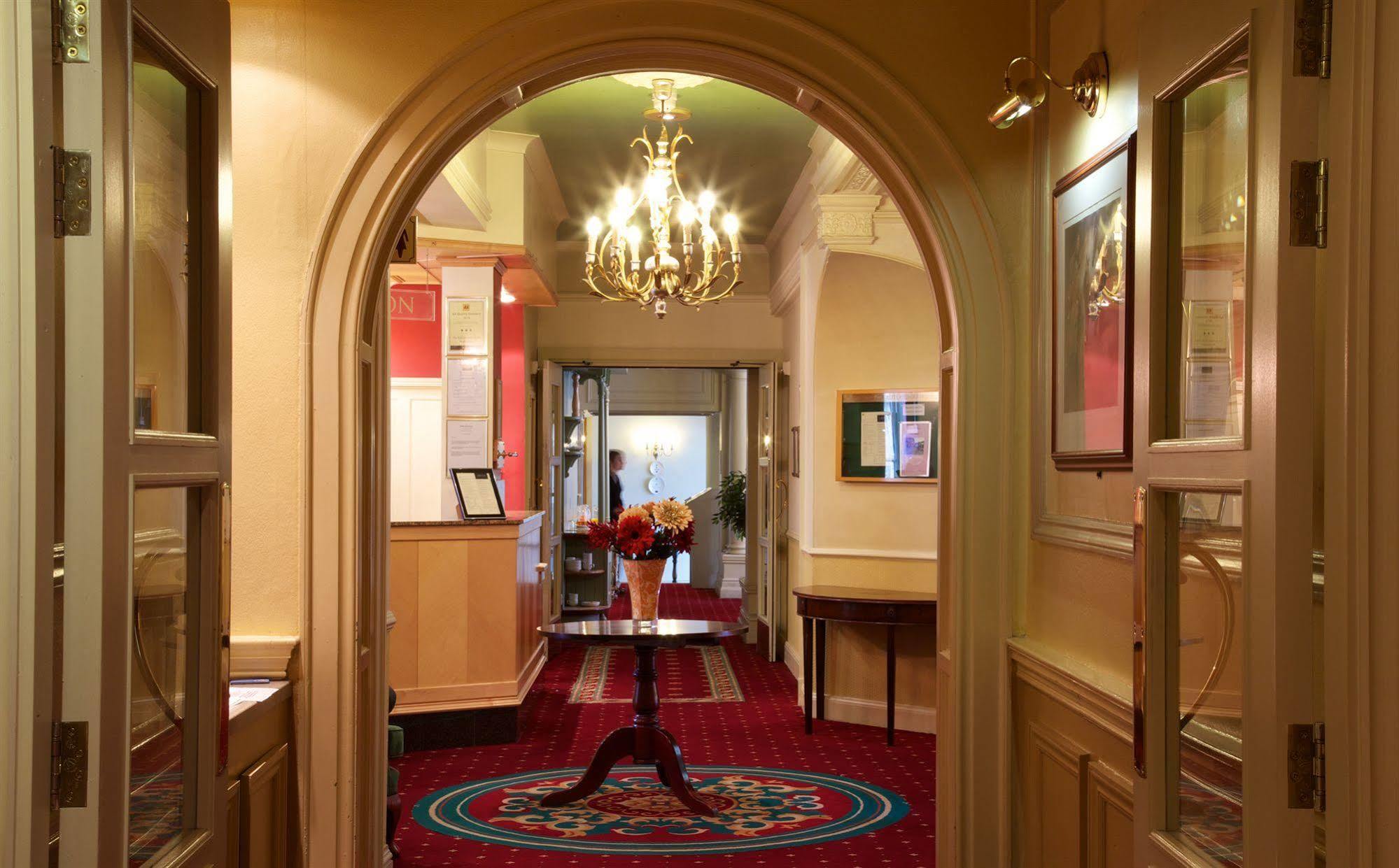 ניומרקט The Rutland Arms Hotel מראה חיצוני תמונה
